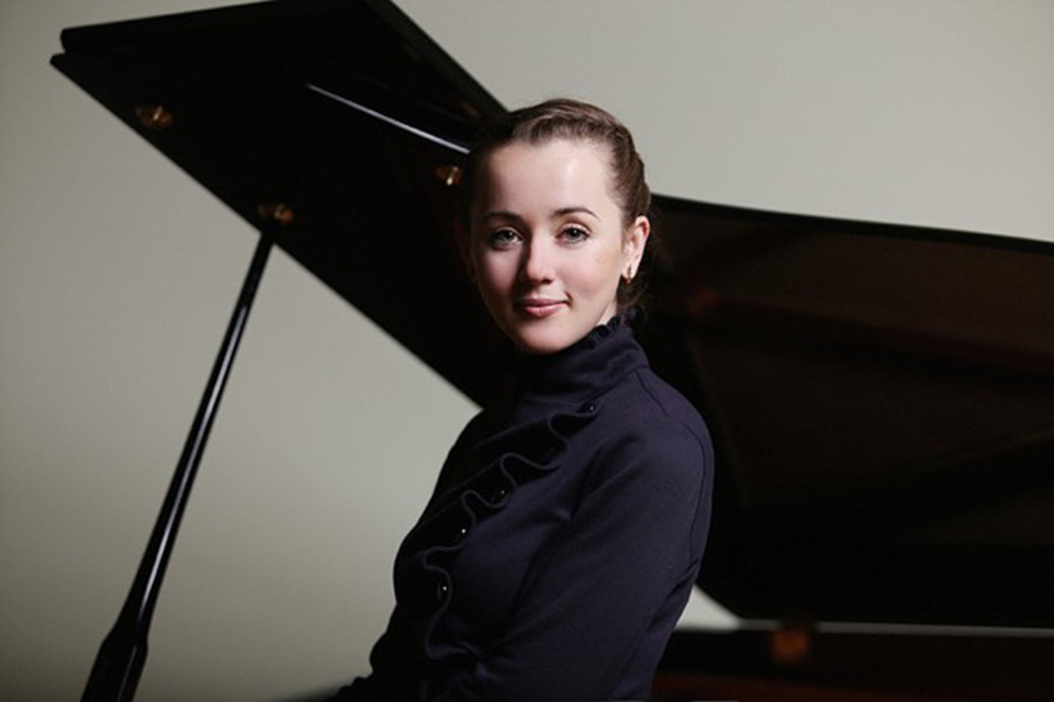 Oxana3_Piano_960x640_Slider